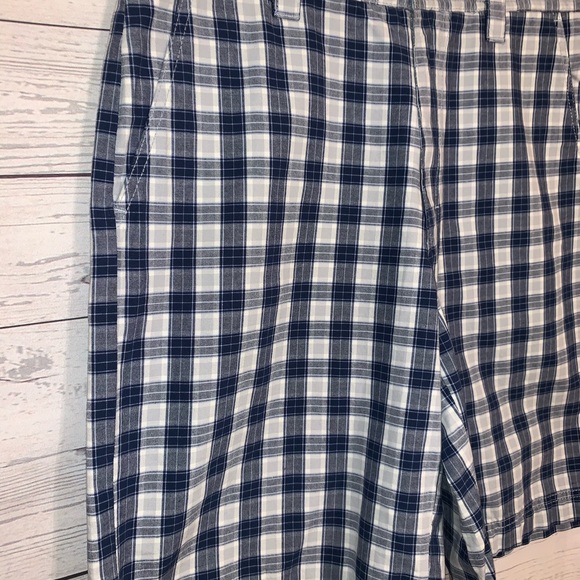 Izod Plaid Print Madras Shorts in Vela Grey NWT 30 - Picture 2 of 4